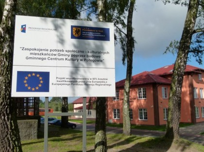 tablica informacyjna mówiąca o budowie centrum kultury z Potęgowie