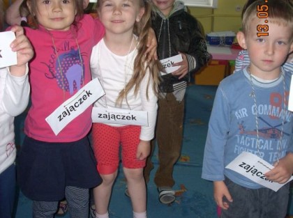 dzieci pozujące do zdjęcia w przedszkolu