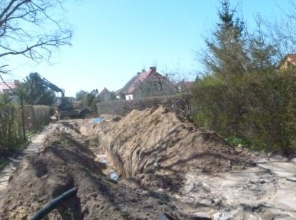 wykopany rów na kable i rury