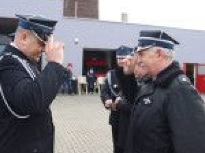 strażacy salutujący sobie nawzajem